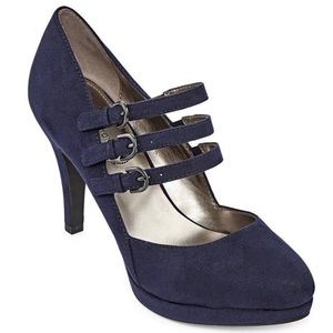 Size 6.5 women's slip-on shoe